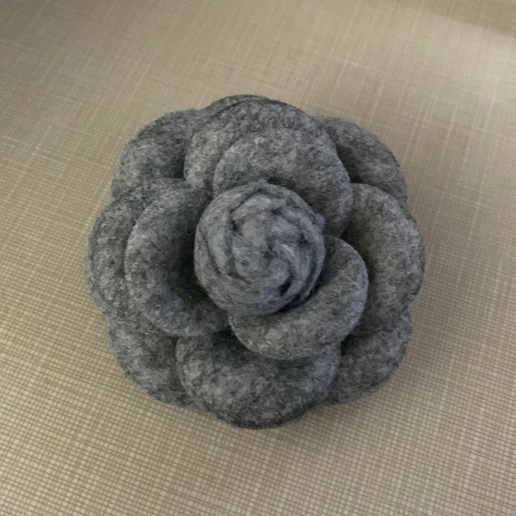 NEW Beautiful artisan handcrafted Camélia flower pin - Picture 1 of 7